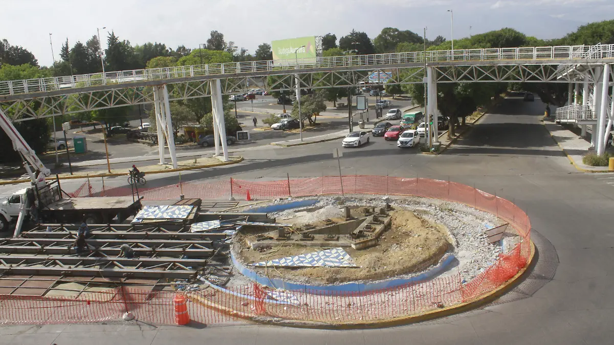 Retiran obelisco y rotonda del boulevard Hermanos Serdán